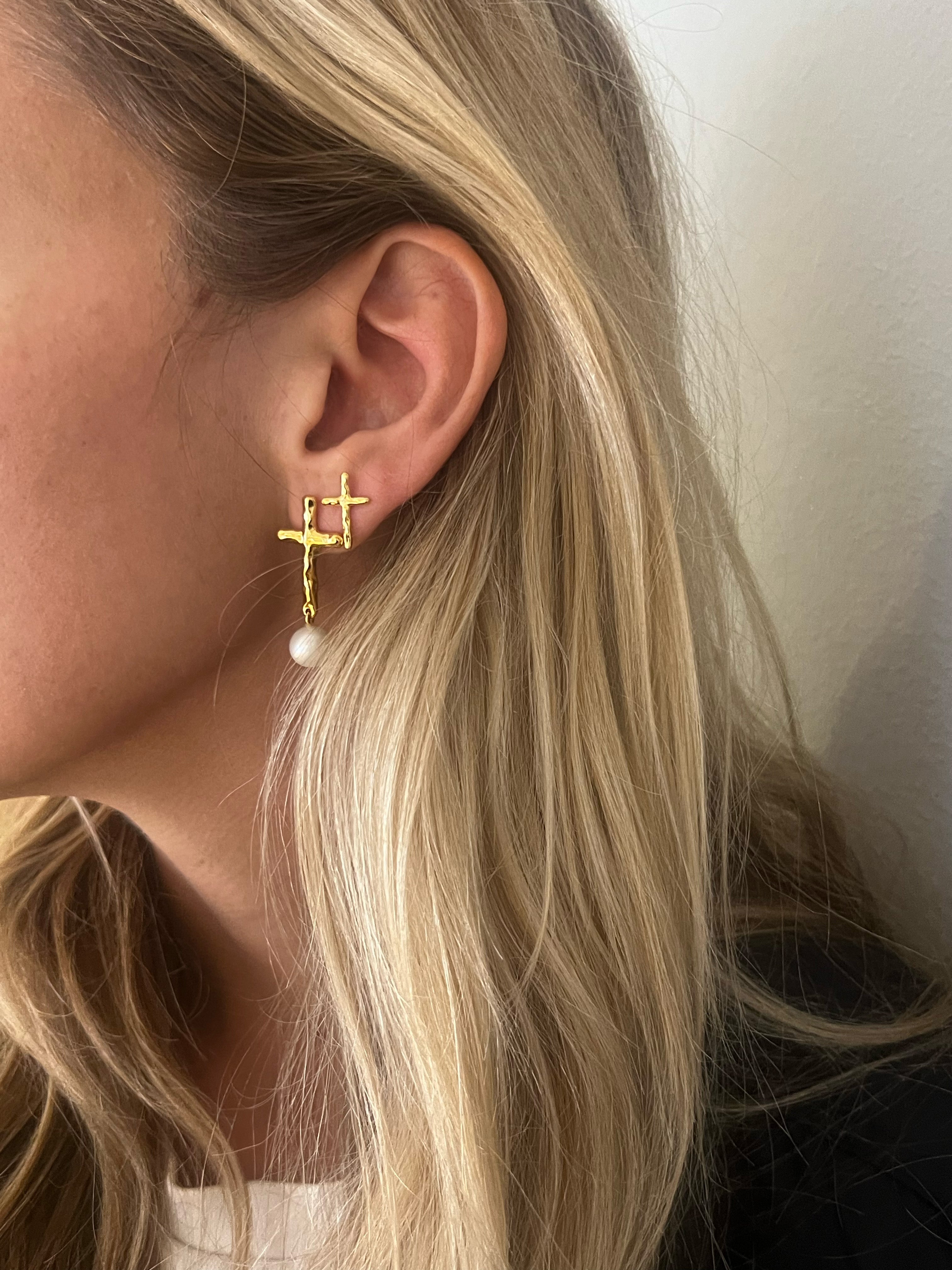 Jane Kønig Mary Stud with pearl - Øreringe i forgyldt sølv